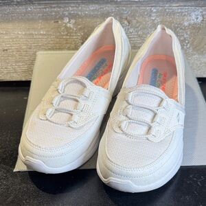 Slip on white sketchers 7.5